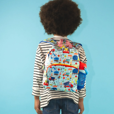 Criança de costas com mochila colorida de veículos de construção e suporte para garrafa.