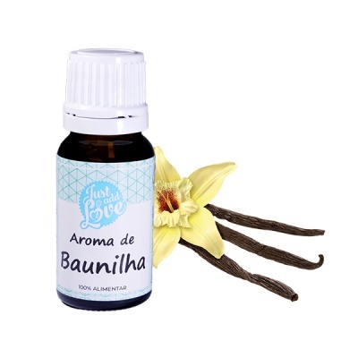 Frasco de aroma de baunilha com etiqueta azul e branca, flor de baunilha amarela e vagens de baunilha secas em fundo branco