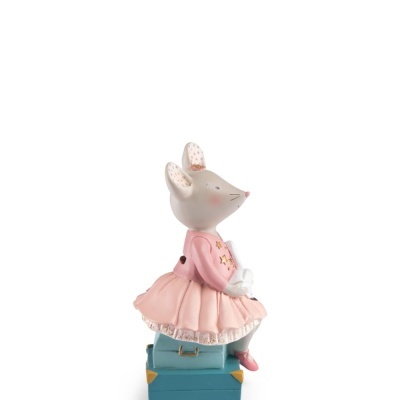 Estatueta decorativa de rato vestido de rosa sentado em malas azuis