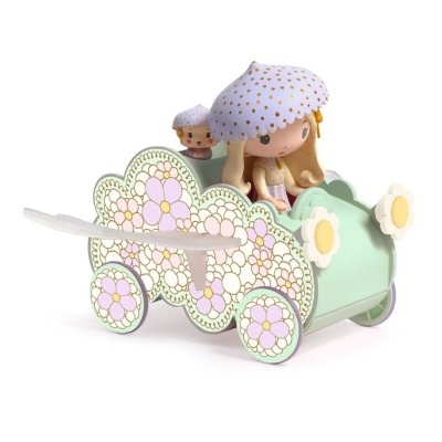 Boneca e brinquedo de madeira decorados com flores e asas