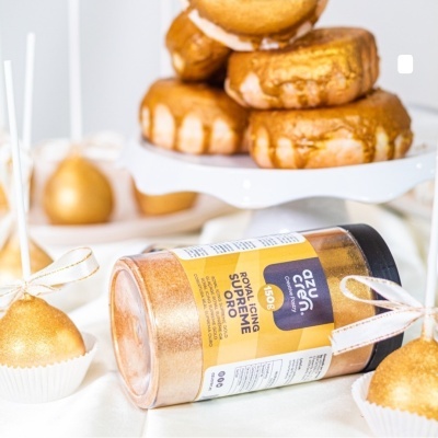 Frasco de pó para confeitaria dourado com maçãs e donuts cobertos por pó dourado