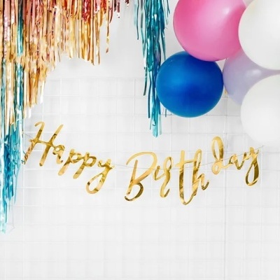Decoração de festa com balões coloridos e faixa Happy Birthday