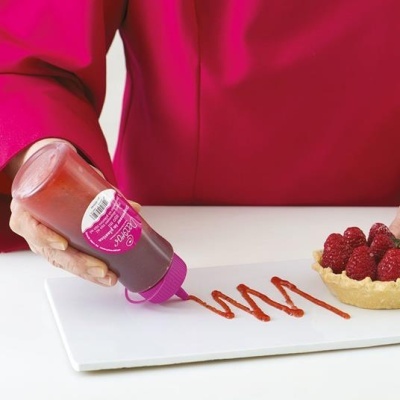 Garrafa plástica rosa decorando sobremesa com framboesas