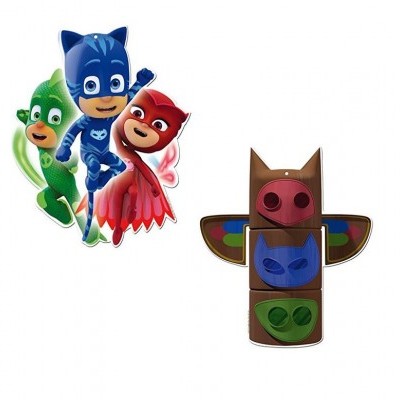 Bonecos dos PJ Masks em verde, azul e vermelho junto com figura de madeira com três blocos coloridos e asas