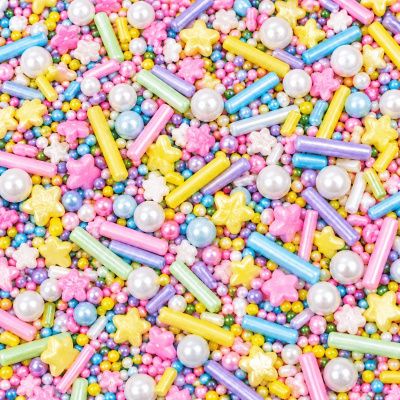 Mistura colorida de confeitos para bolos com diversas formas e cores