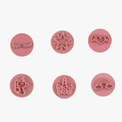 Seis carimbos redondos cor-de-rosa com desenhos variados em relevo.