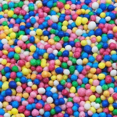 Confeitos esféricos coloridos em várias cores