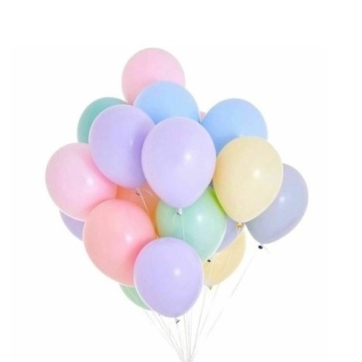 Balões de látex coloridos em tons pastel amarrados