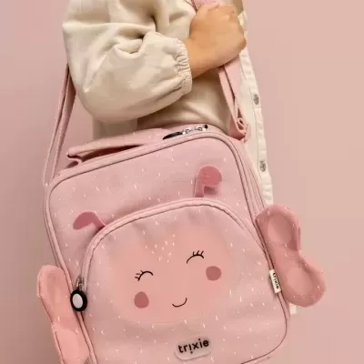 mochila infantil rosa com rosto sorridente e asas decorativas