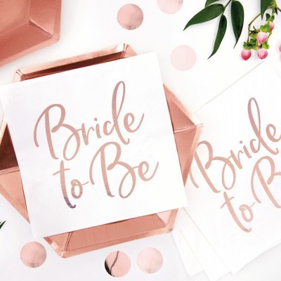 Guardanapos 'Bride to Be' com decoração floral e confetes em fundo branco
