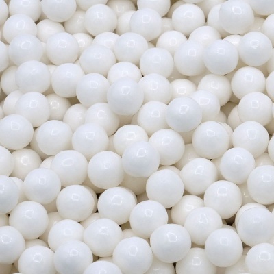 Bolas brancas lisas e brilhantes organizadas em padrão compacto