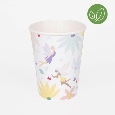Copo de papel com ilustrações de fadas e flores, símbolo de sustentabilidade