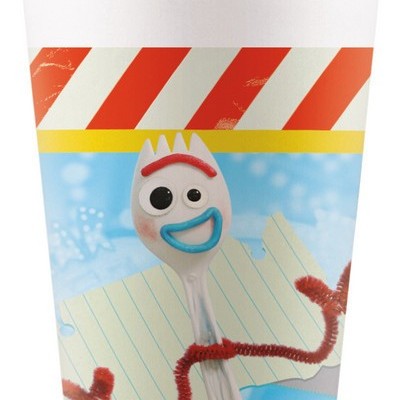 Copo com personagem Garfinho do Toy Story em fundo azul e faixa vermelha e branca.