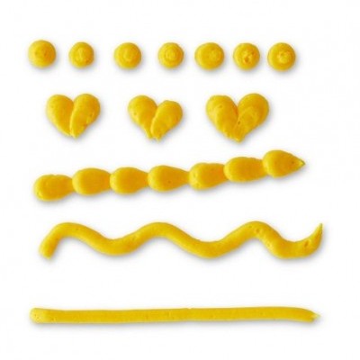Massa amarela em várias formas e tamanhos sobre fundo branco