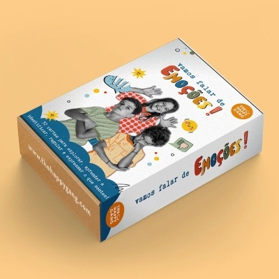 Caixa de cartas educativas 'vamos falar de Emoções!' com imagens de crianças e cores vivas.