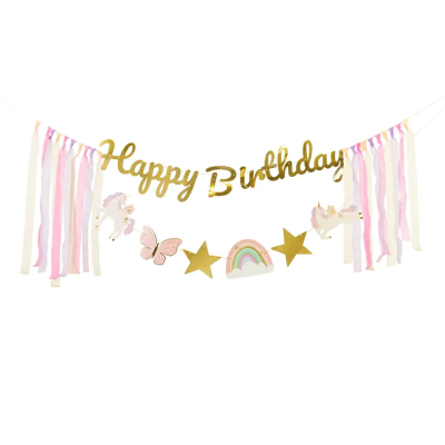 Guirlanda decorativa de aniversário com letras douradas, estrelas, arco-íris, borboleta e unicórnios entre fitas coloridas