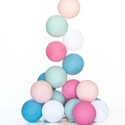 Bolas decorativas coloridas em fundo branco