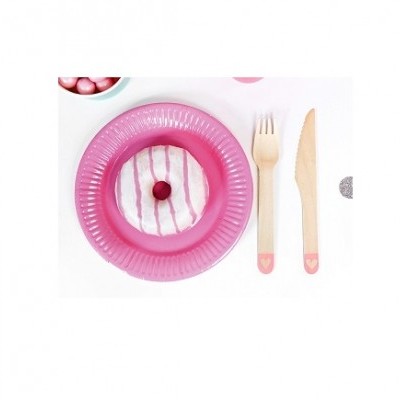 Conjunto de festa infantil com prato rosa, talheres de madeira e donut branco