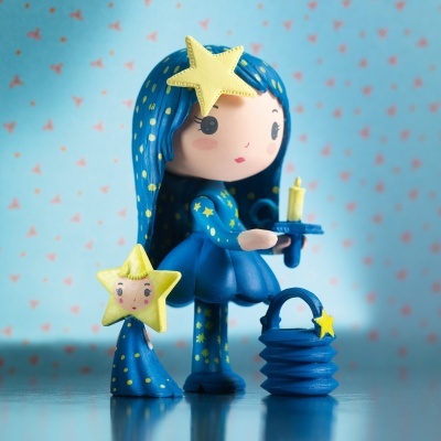 Figuras decorativas azuis com estrelas amarelas e uma lanterna azul