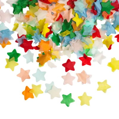 Estrelas plásticas coloridas pequenas sobre fundo branco