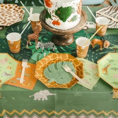 Festa infantil com decoração de animais da savana em verdes, laranjas e amarelos