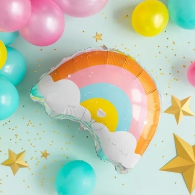 Balão arco-íris com balões coloridos e estrelas douradas no fundo azul