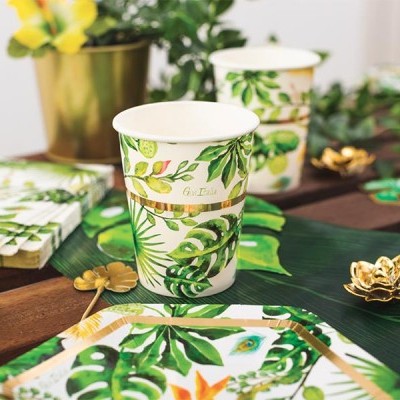 Copo de papel com padrão de folhas tropicais verdes e detalhes dourados