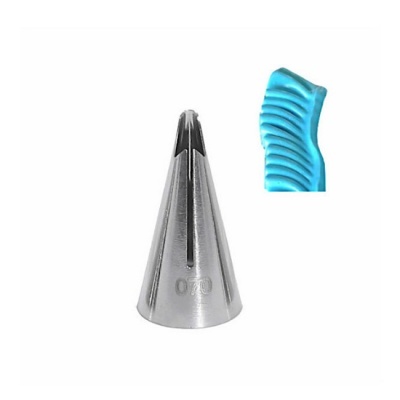 Bico metálico para decoração de bolos com padrão ondulado azul ao lado