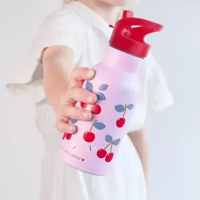 Garrafa infantil rosa com tampa vermelha e estampas de cerejas vermelhas e folhas azuis