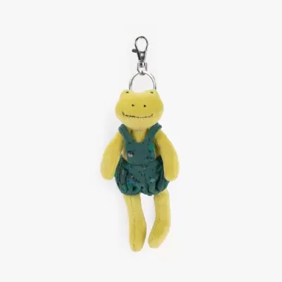 Chaveiro em tecido amarelo em forma de sapo com macacão verde e fecho metálico prateado