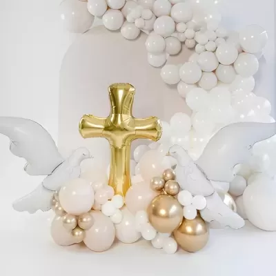 Decoração com balões brancos e dourados com cruz e pombas para evento