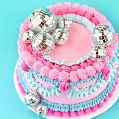 Bolo rosa com decoração azul, rosa e bolas prateadas tipo espelho