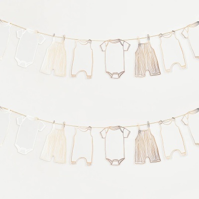 Guirlandas decorativas com roupa de bebé desenhada em linhas finas