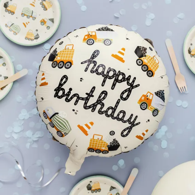 Balão redondo branco com texto happy birthday e desenhos de carrinhas de construção e cones laranja