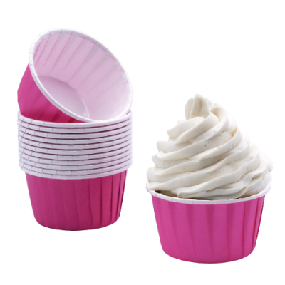 Forminhas cor-de-rosa para cupcakes com interior branco e textura canelada e cupcake com creme branco