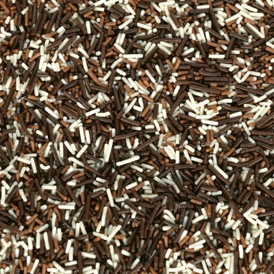 Confeites doces granulados castanho escuro, castanho claro e branco, formato cilíndrico