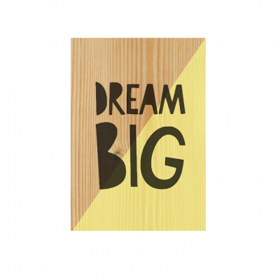 Placa decorativa em madeira com a frase DREAM BIG em preto sobre fundo amarelo e madeira