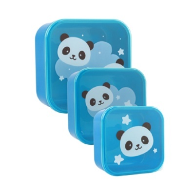 Conjunto de três caixas azuis com desenhos de pandas, nuvens e estrelas.