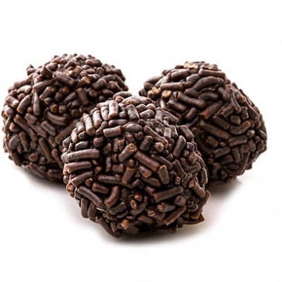 Três trufas de chocolate com granulados escuros em fundo branco