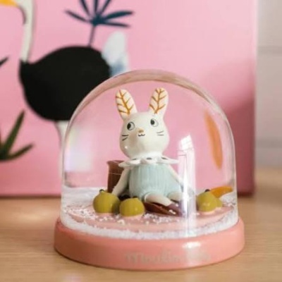 Globo de neve com coelho branco e base rosa
