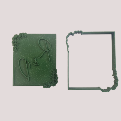 Conjunto de dois moldes quadrados verdes para resina com cantos decorativos e texto 'P's R'