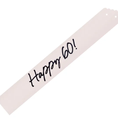 Cookie cutter branco com inscrição Happy 60!