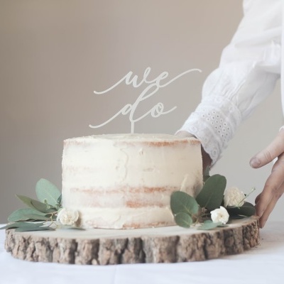 Bolo redondo semi-nu com decoração natural e placa 'we do'