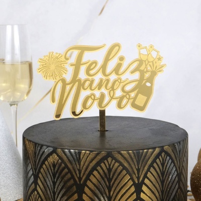 bolo decorado preto com padrão dourado e prateado com topo acrílico dourado 'Feliz Ano Novo'