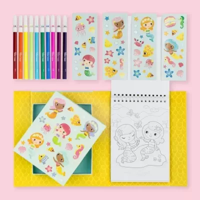 Marcadores coloridos, autocolantes de sereias e bloco de colorir em espiral em fundo rosa e amarelo