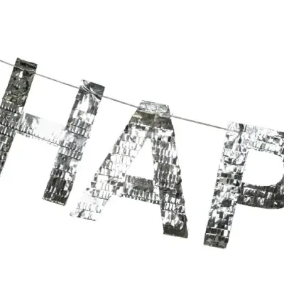 Letras prateadas metálicas penduradas formando HAP