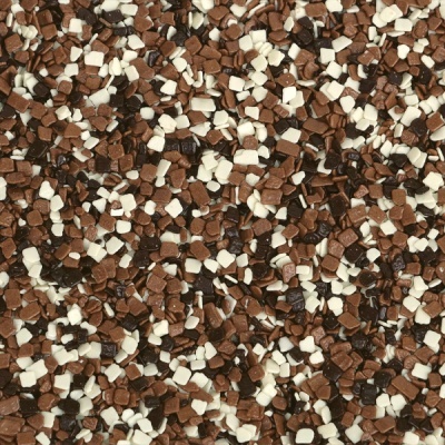 Confeitos coloridos pequenos em forma de cubos