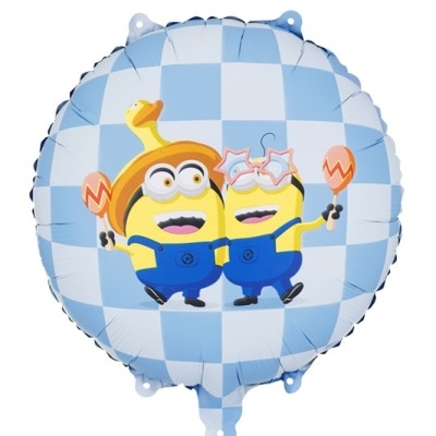 Balão redondo com estampa dos Minions e fundo azul e branco quadriculado