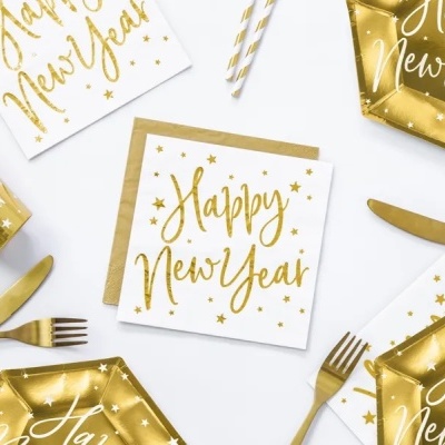Conjunto de festa dourado com texto Happy New Year e talheres dourados