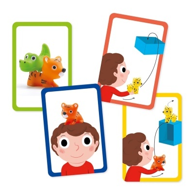 Cartas coloridas com brinquedos de animais e um menino brincando